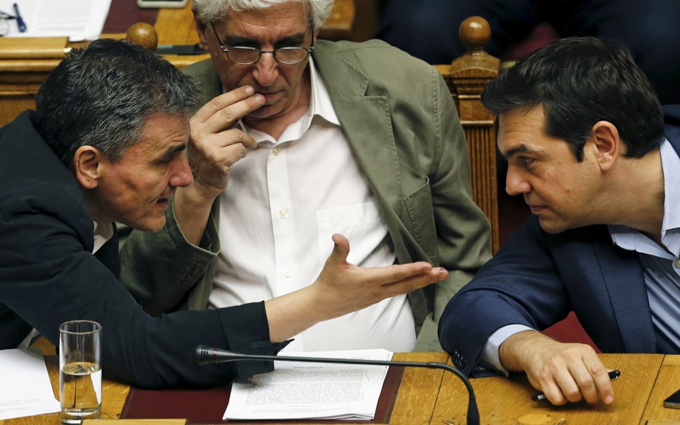 Tsipras keeps lid on party rebellion to pass bailout vote