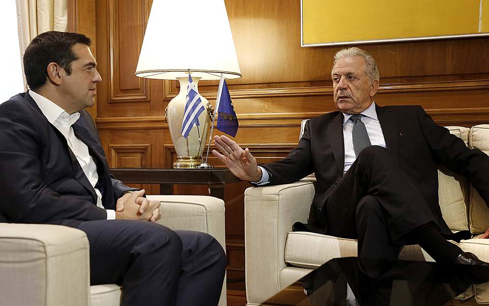 Tsipras, Avramopoulos discuss migration ahead of Salzburg summit