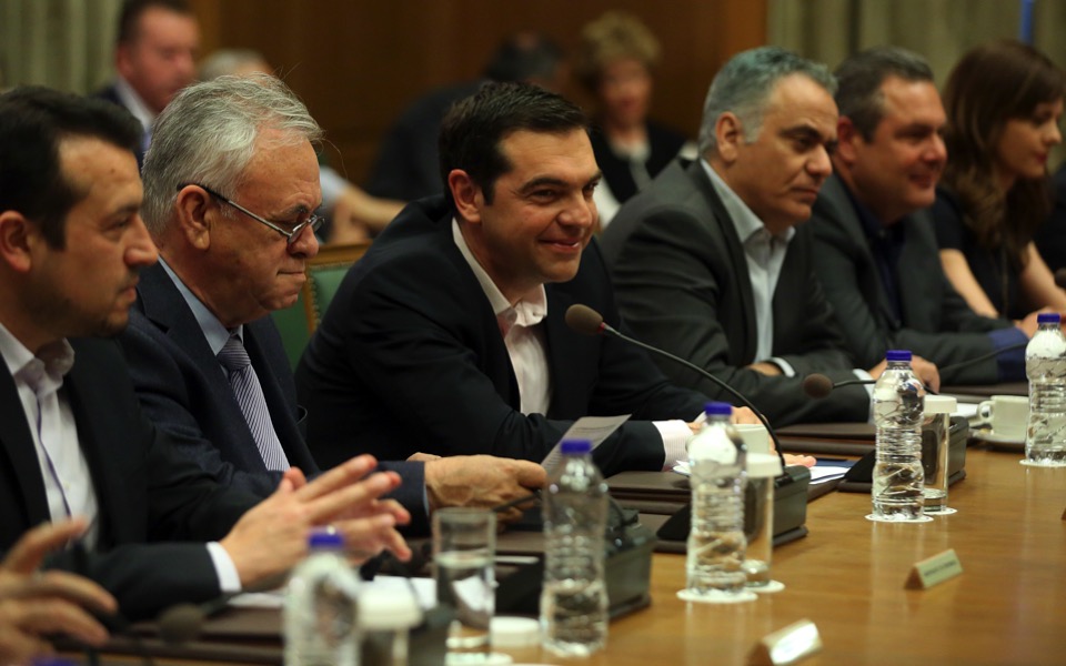 Tsipras rallies ministers, tries to put pressure on opposition