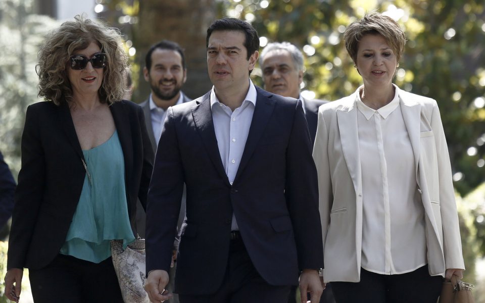 Greece poised for troika talks amid bourse shutdown