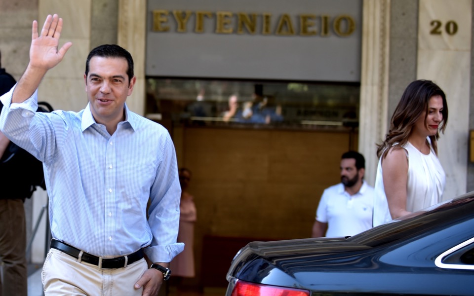 Tsipras hails public hospital workers after successful operation