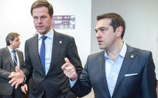 Tsipras voices ‘displeasure’ to EU over Balkans border bottleneck