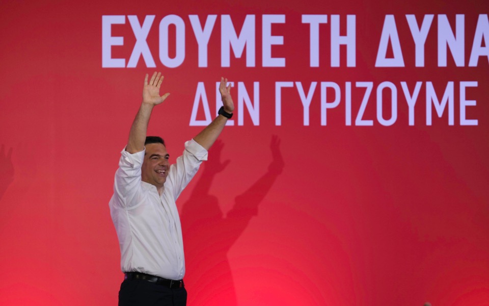 Tsipras cheerleaders forgetting the crisis
