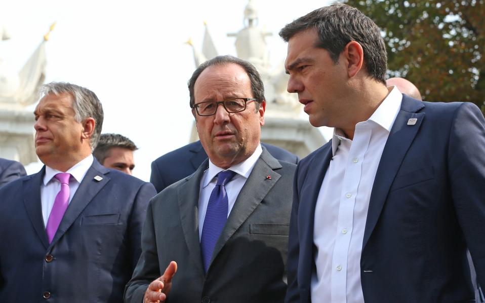 Hollande says Greece must be treated with dignity
