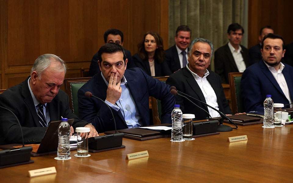 Tsipras visits Labor Ministry to discuss problems, funding