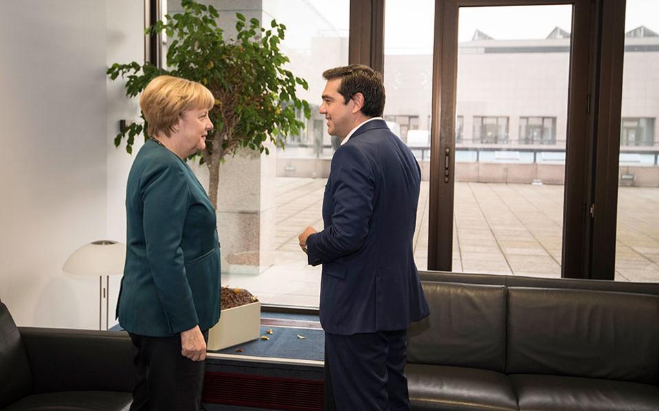 Tsipras to meet Hollande, Merkel ahead of EU summit