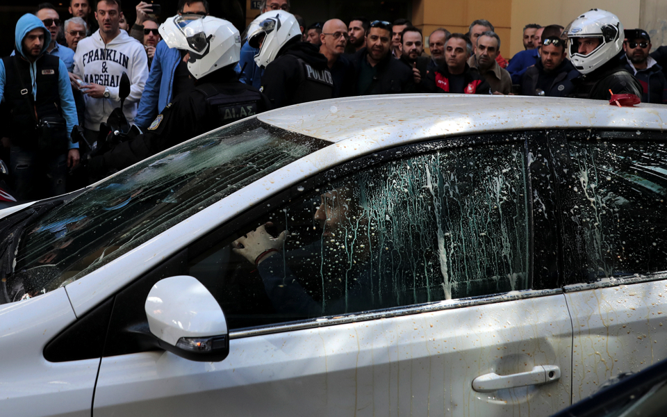 Taxi drivers protest against Uber ‘invasion’ in Greece