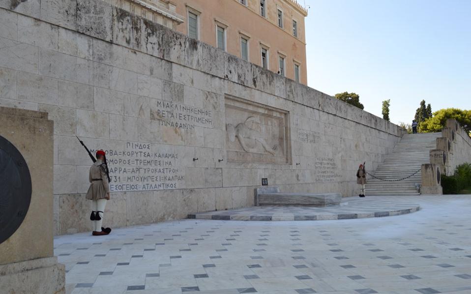 Molotov cocktail thrown at Tomb of Unknown Soldier in Athens