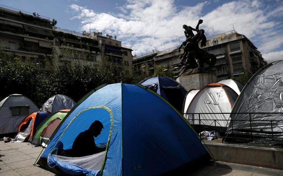 Police turn away migrants from Athens square