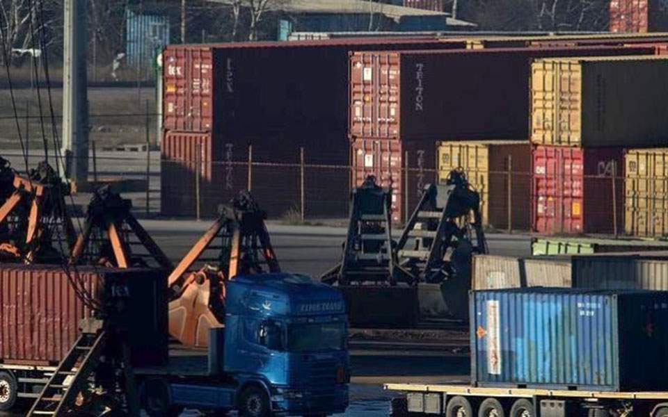 Four migrants found inside container in Thessaloniki