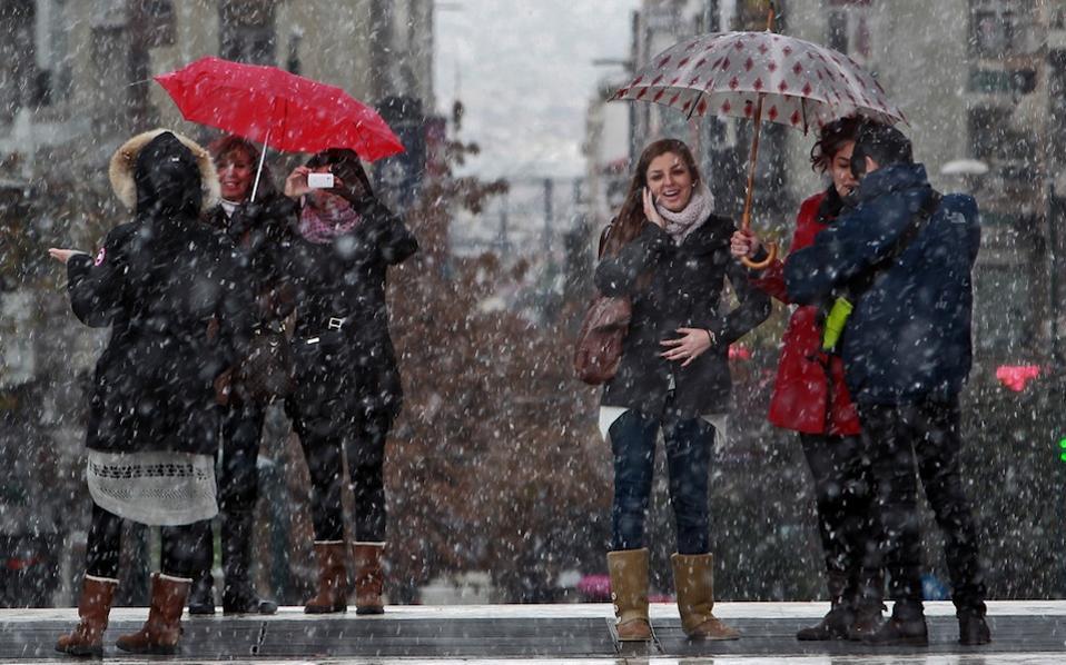 First winter snow falls in northern Greece