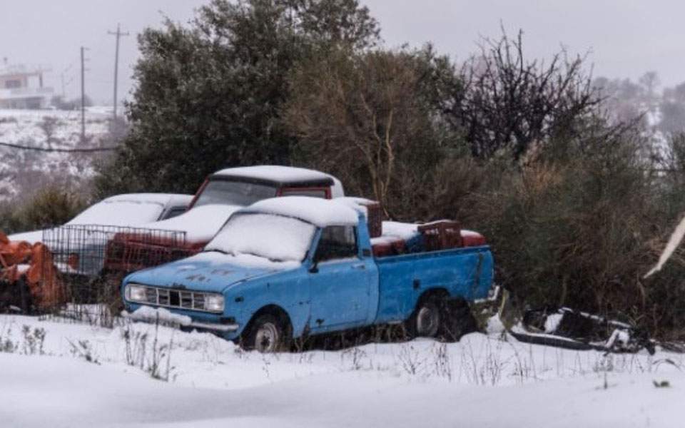Snow knocks out power lines in central Greece