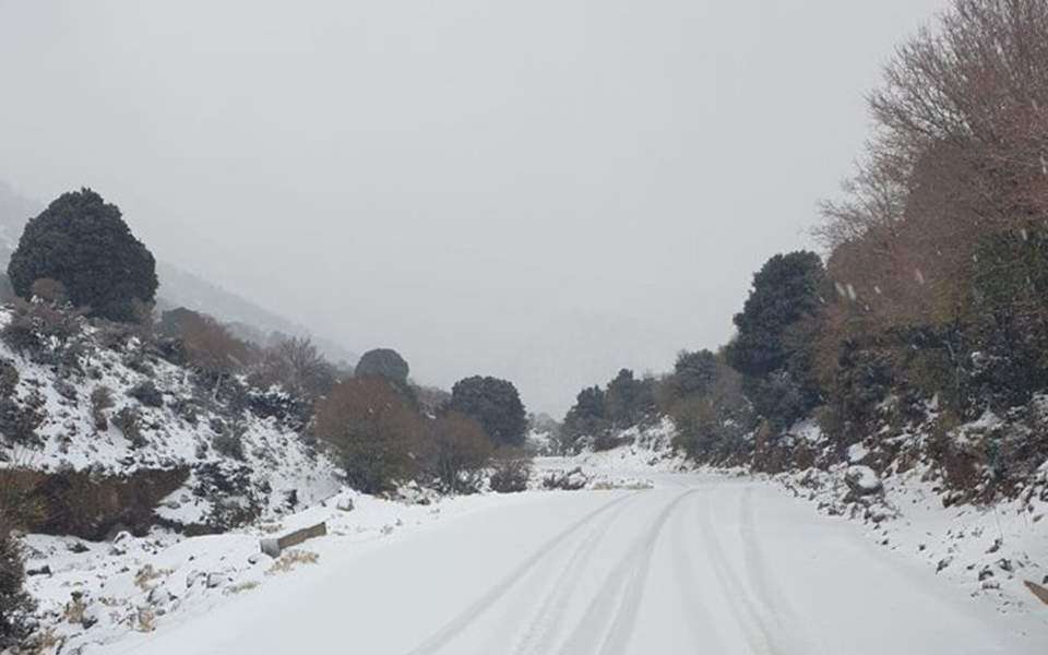 Heavy snowfall closes roads on Thessaloniki’s Mt Hortiatis