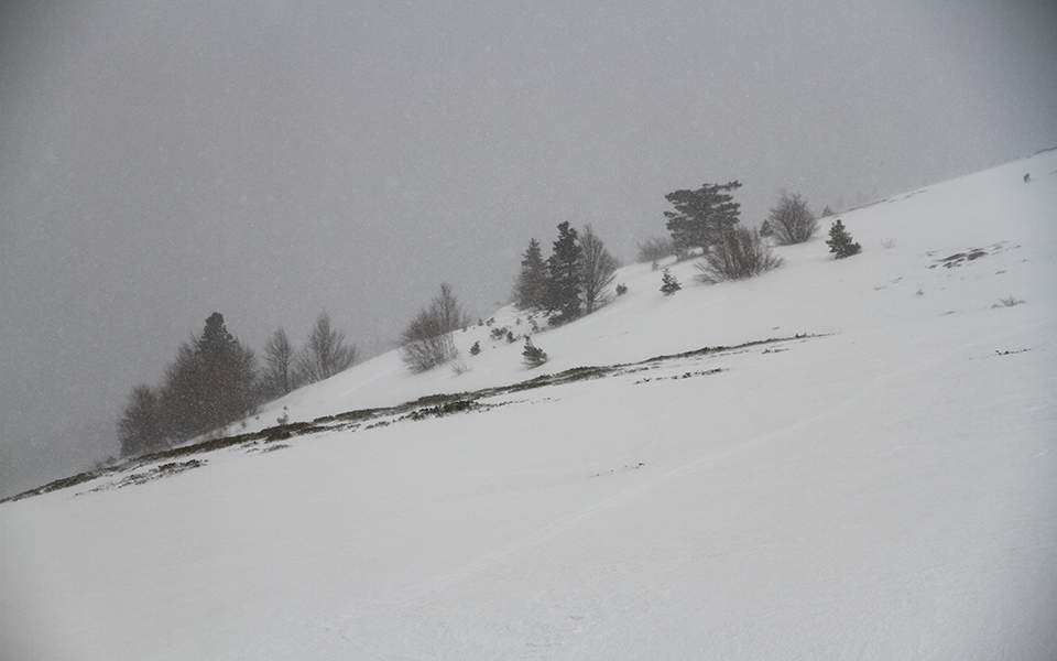 Blizzard shuts down ski resort in Pella, northern Greece
