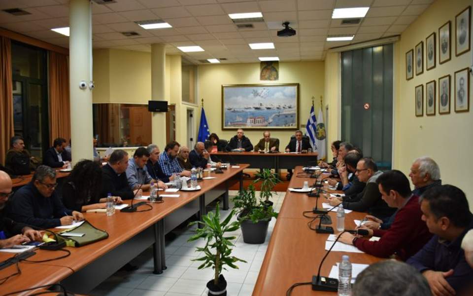 Chios municipal council rejects plan for closed migrant centre