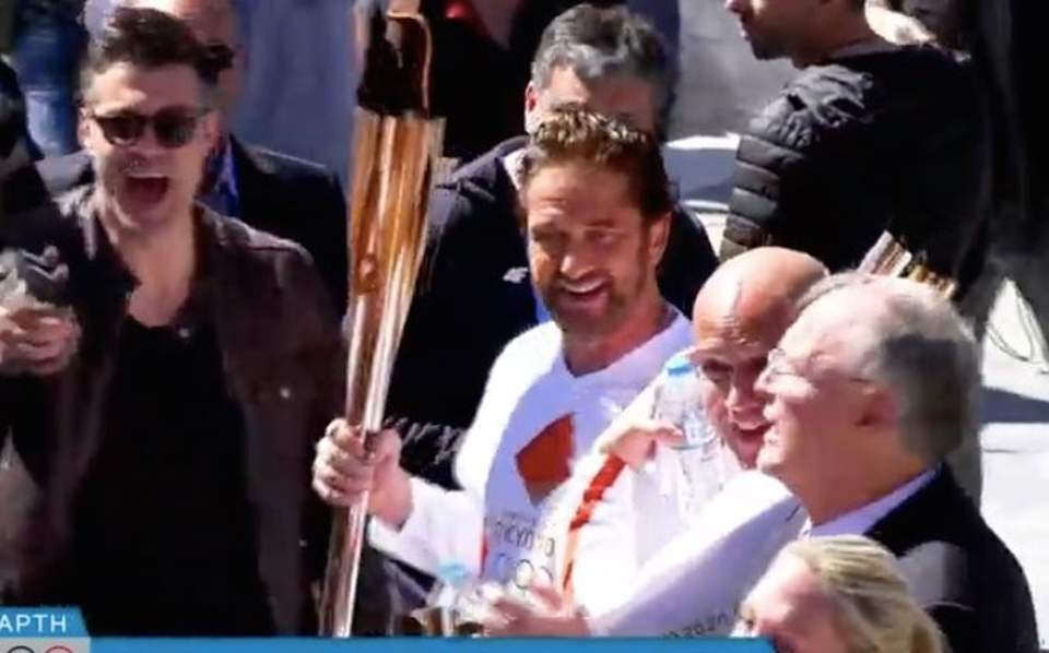 Big crowds force HOC to suspend Olympic torch relay in Greece