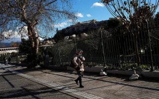Greece imposes earlier curfew, closes stores on weekends to stem infection rate