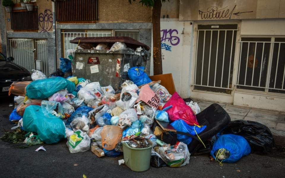 Athens municipal authorities to install new waste bins in the capital