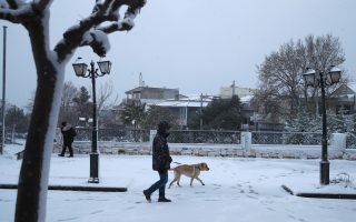 Cold weather front hits Greece, with snow shutting highway