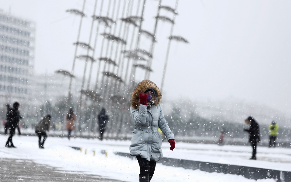 Snowfall in Thessaloniki as cold snap takes hold