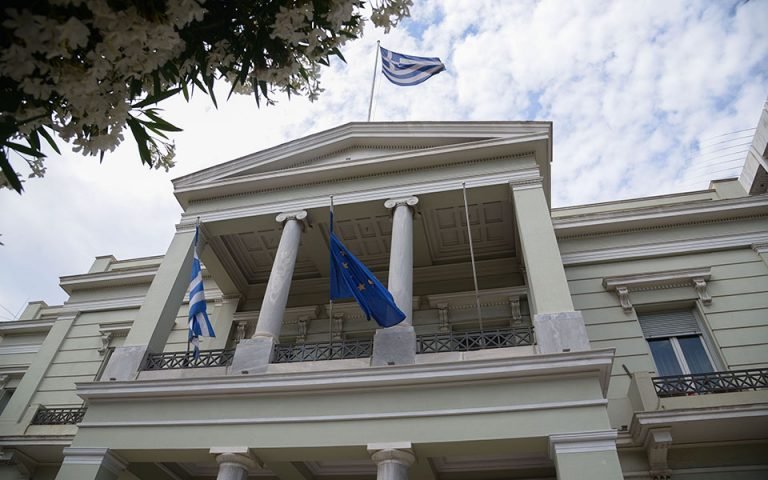 Foreign Ministry: Greece, Russia never discussed joint production of Sputnik V jab