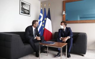 Mitsotakis, Macron hold telephone call