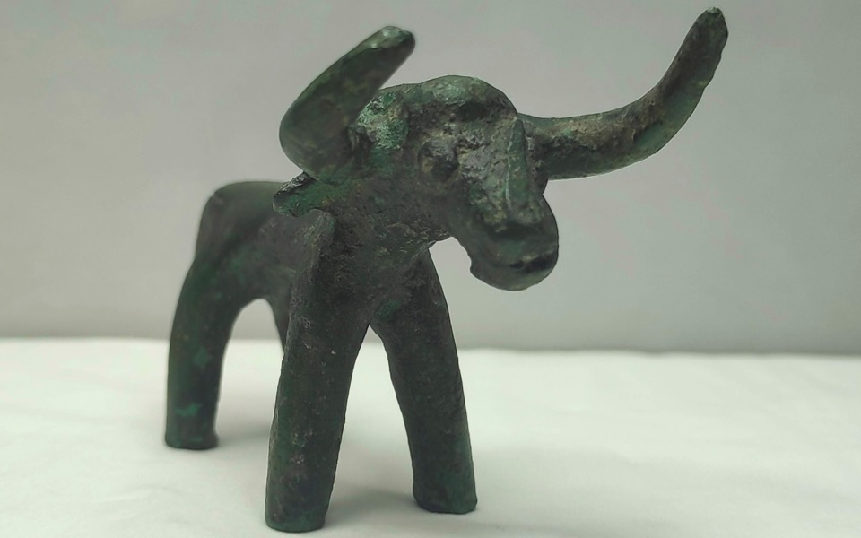 torrential-downpour-reveals-bronze-bull-statue-in-olympia1