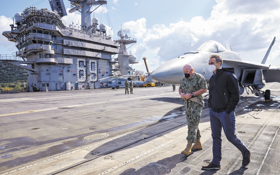 PM Mitsotakis welcomed aboard US aircraft carrier Eisenhower | eKathimerini.com