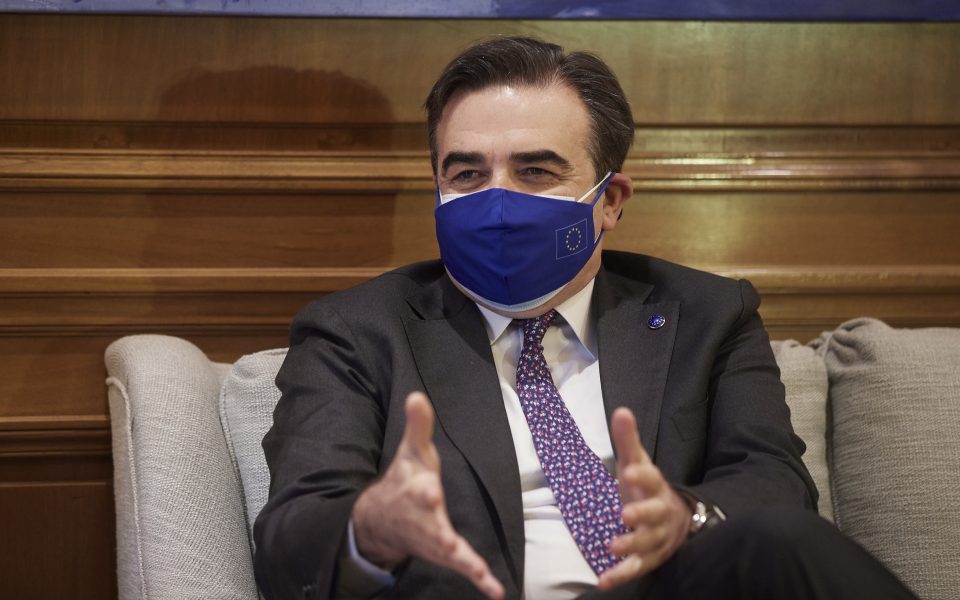 Schinas sees vaccine certificate before summer