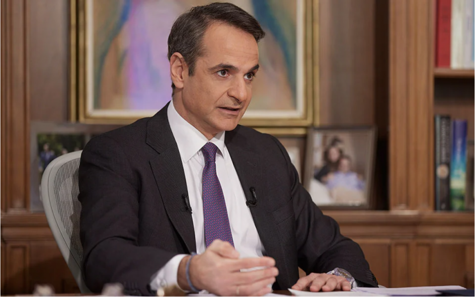 Mitsotakis won’t force health personnel to be vaccinated – right now