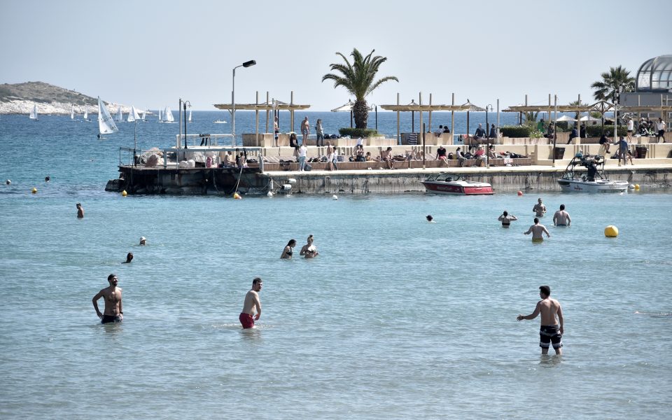 Stores prepare for reopening as Athenians flock to the beaches