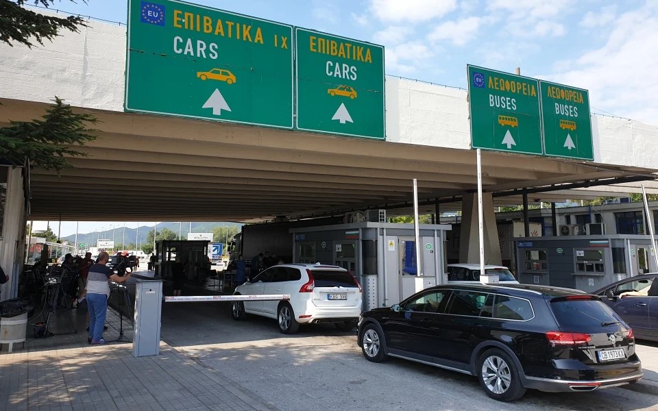 Two border checkpoints open to tourists