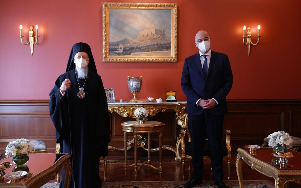 Dendias meets Ecumenical Patriarch in Istanbul