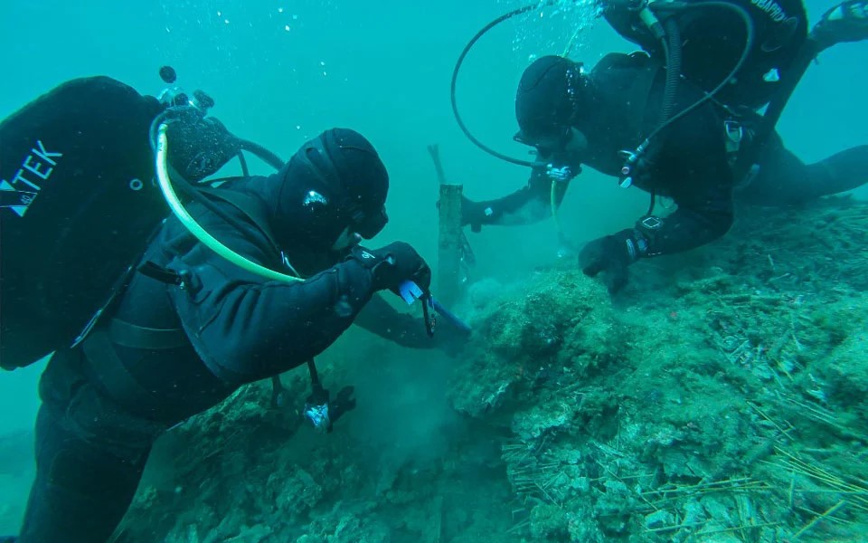 Navy special forces defuse underwater WWII-era bomb