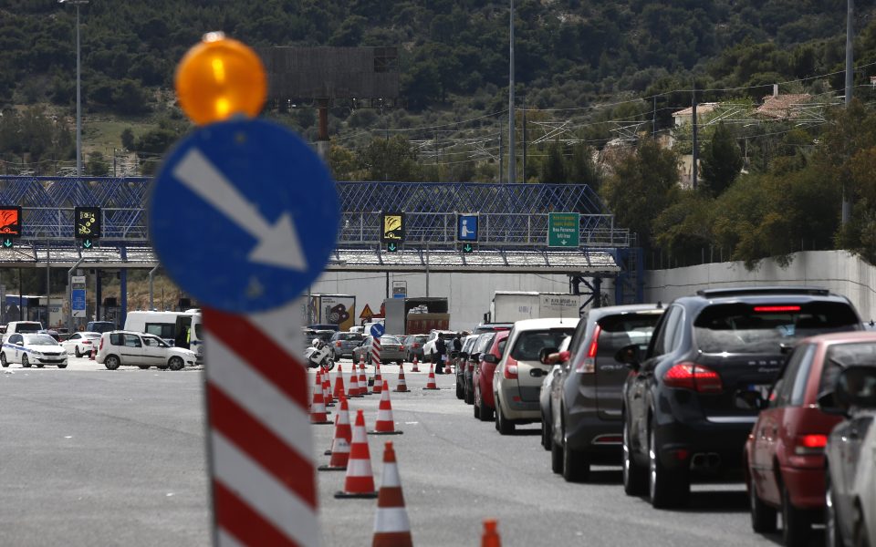 Greek police step up checks at toll stations to curb Easter travel