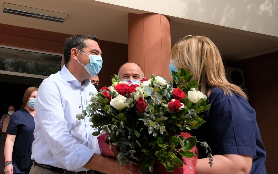 Opposition leader visits hospital on Easter Sunday