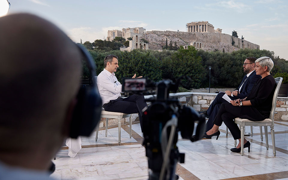 Greece expecting twice as many tourists as in 2020, PM tells Bild