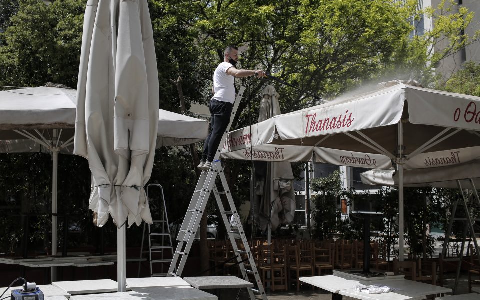 Bars, restaurants reopen in Greece