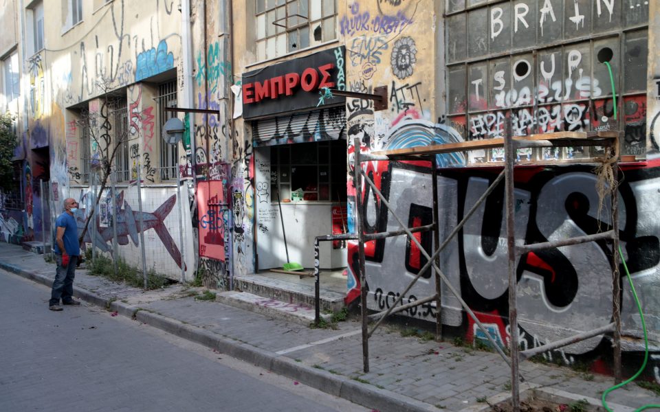 Police to seal off defunct Embros theater in Athens