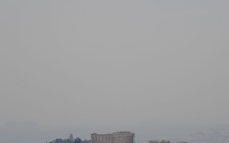 Acropolis shrouded in smoke from Schinos blaze