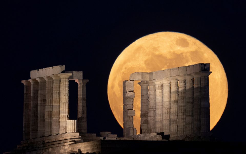 ‘Super flower moon’ rises over Temple of Poseidon