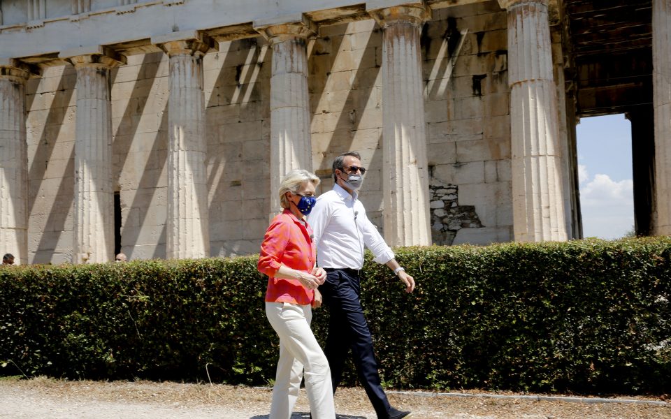 Mitsotakis, Von der Leyen walk in Ancient Agora after recovery plan event