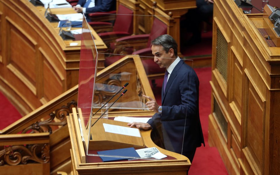 Mitsotakis defends labor bill in Parliament saying it protects employees