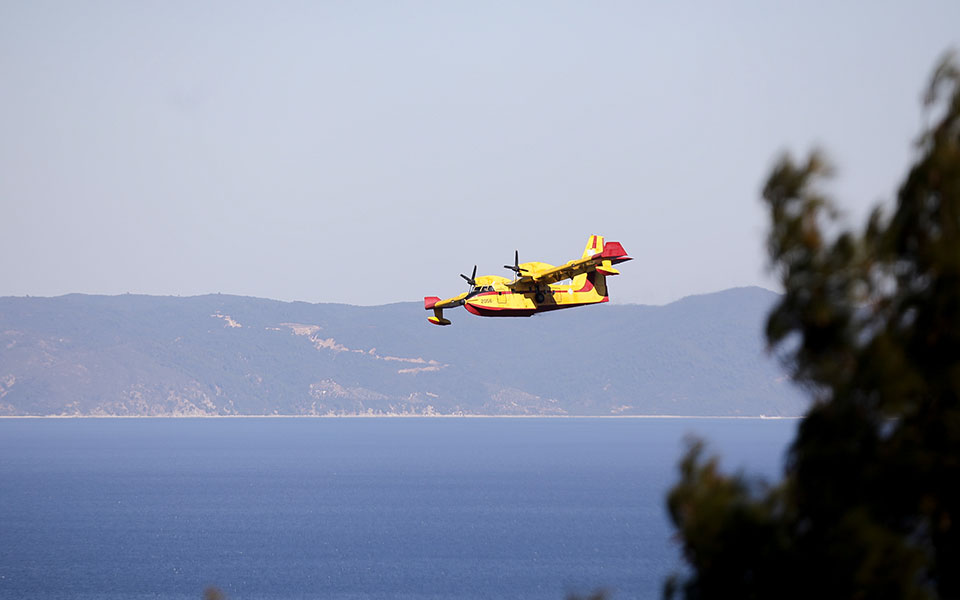 Greece sends two water-dropping aircraft to Albania