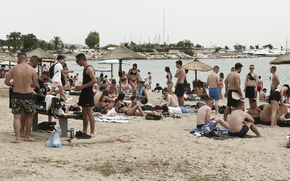 Glyfada mayor urges parents to step up after rowdy beach party