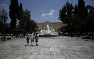 SELPE study: 46% Greeks say they will not go on vacation this year
