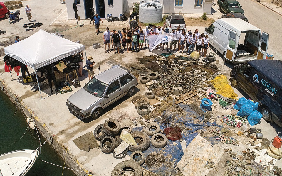 Volunteers clean up Santorini fishing port