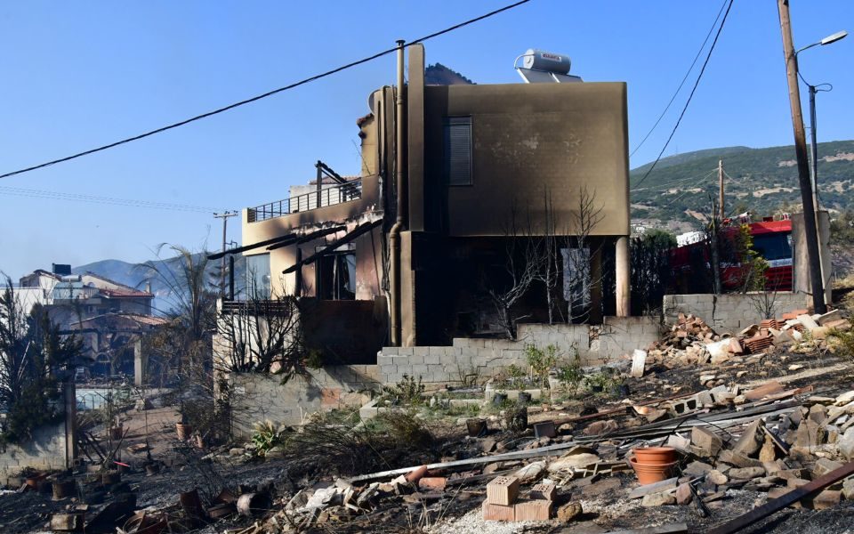 Fire Service orders evacuation of Peloponnese villages as precautionary measure