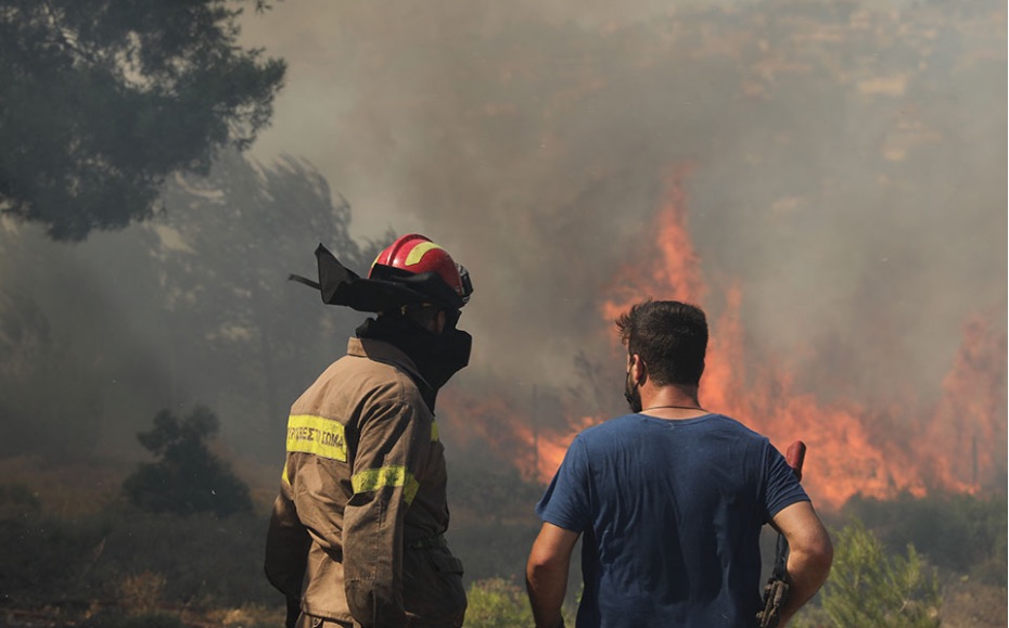 Village evacuated in Evia as firemen battle ‘nightmarish’ blaze