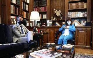 PM briefs Sakellaropoulou on fight against Covid-19